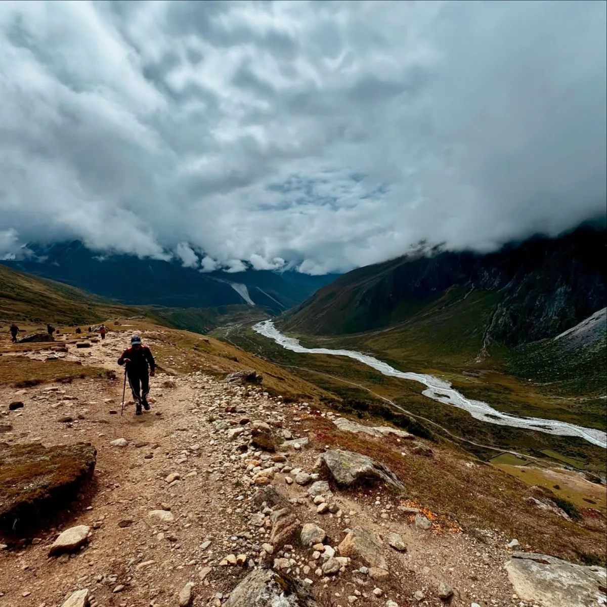 The trail toward Lobuche.